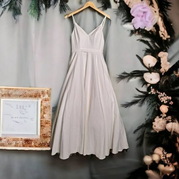 Elegant White V-Neck Gown - Picture 3 of 12